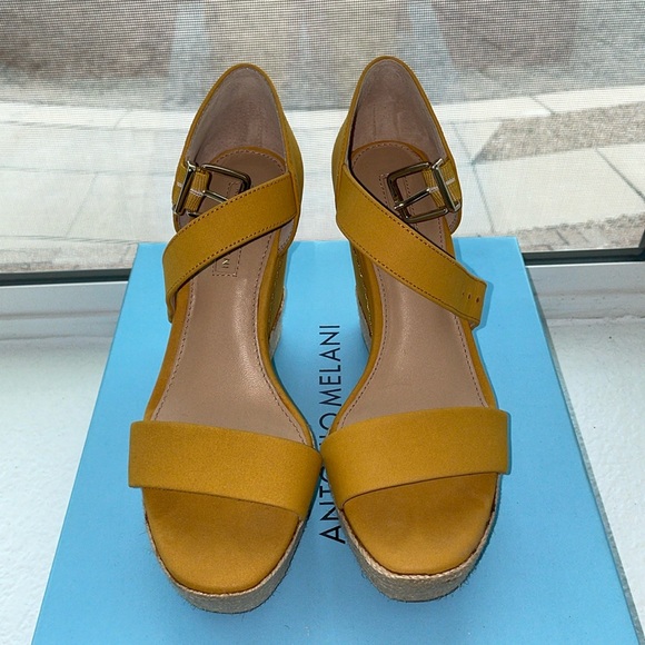 Antonio melani, 6.5, worm couple times. Sunlight yellow color - Picture 1 of 4